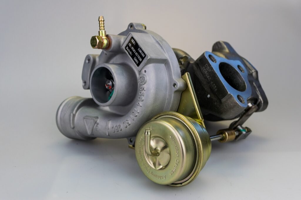 Turbo démonté avec la wastegate visible