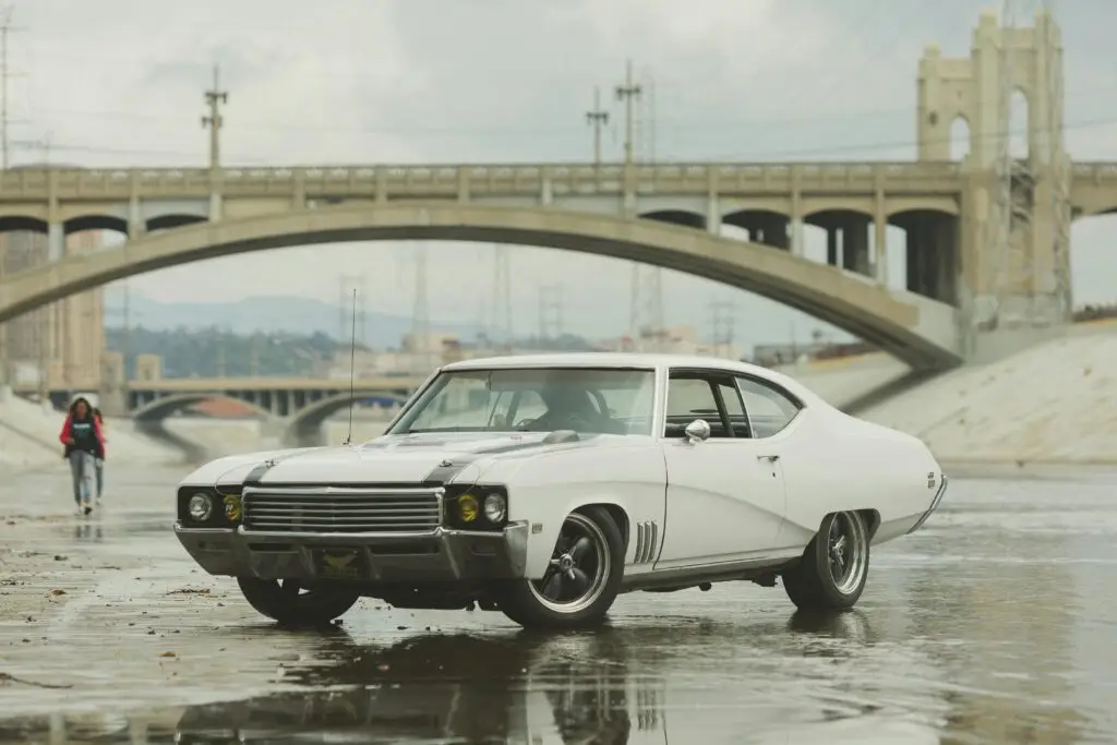 muscle_car_blanche