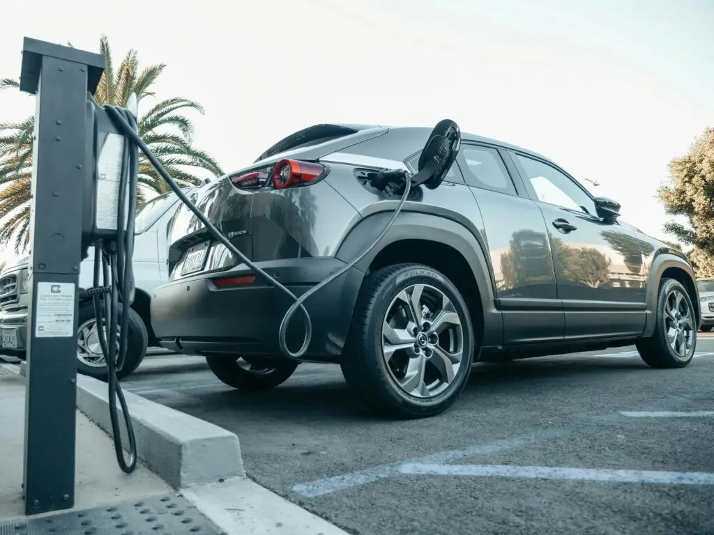 voiture_electrique_borne_recharge